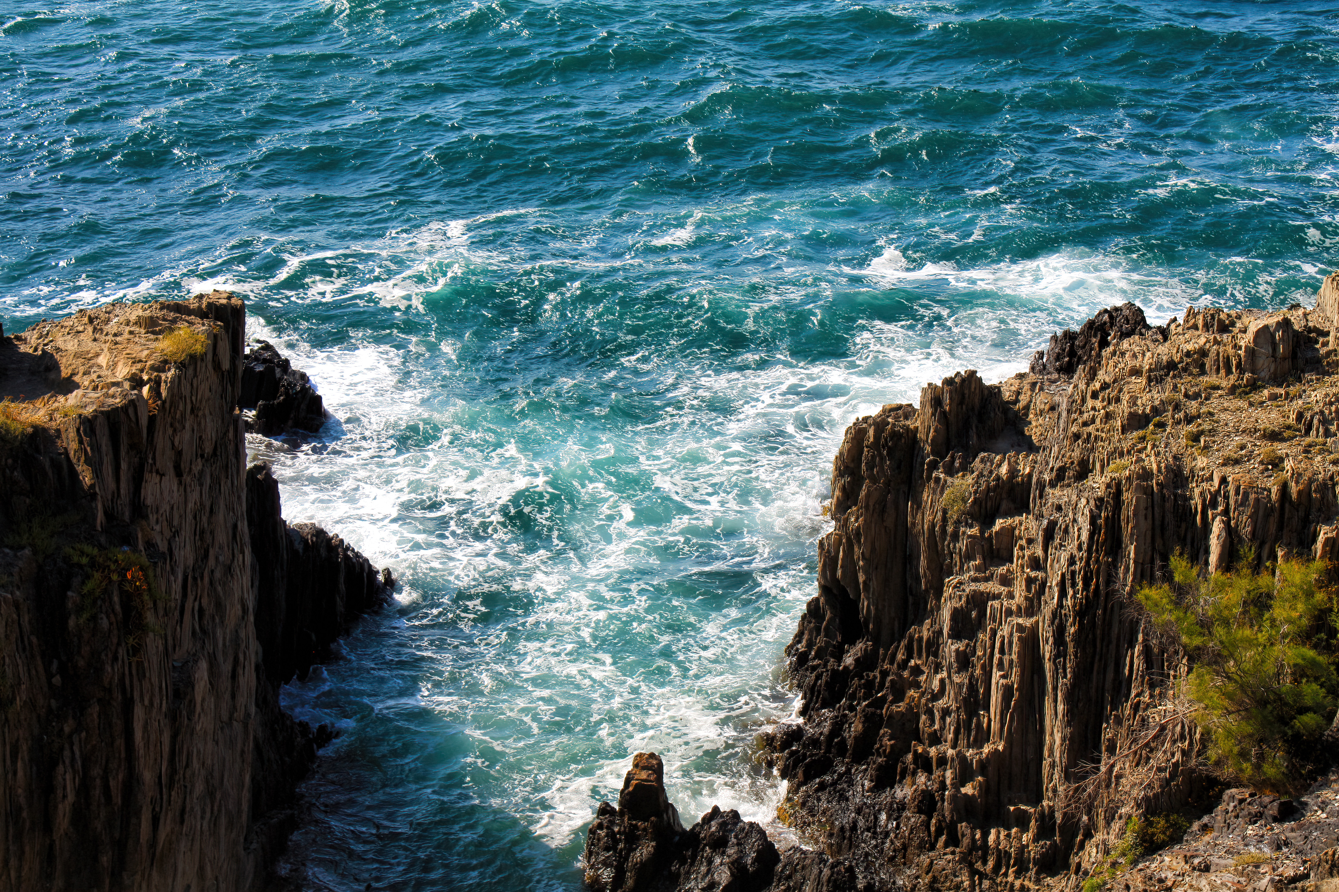 La faille schisteuse ጠ Mer turquoise dans les rochers de Collioure